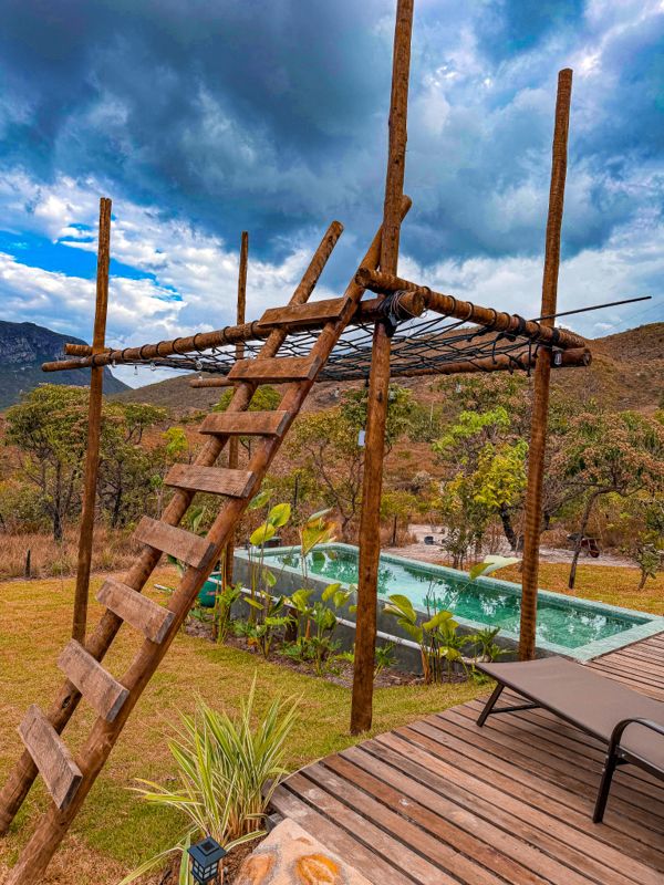 Área externa com piscina aquecida e deck