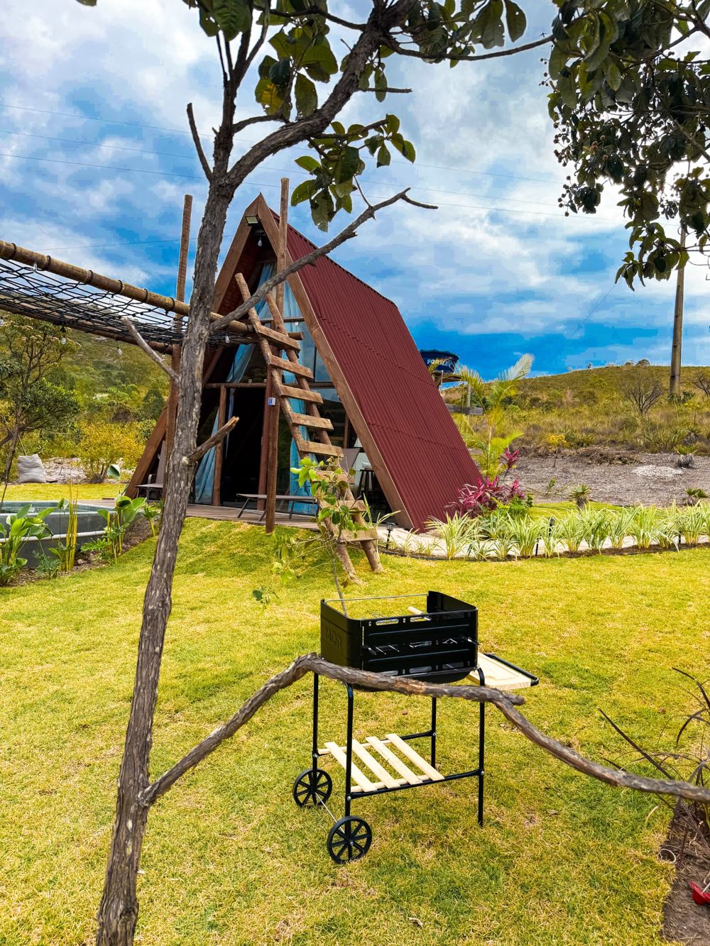 Fachada do chalé com piscina e natureza