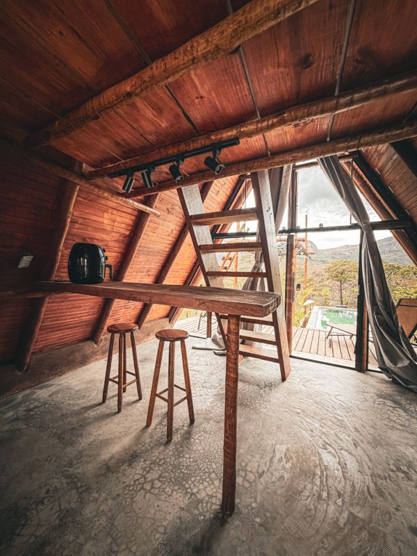 Interior de madeira do chalé