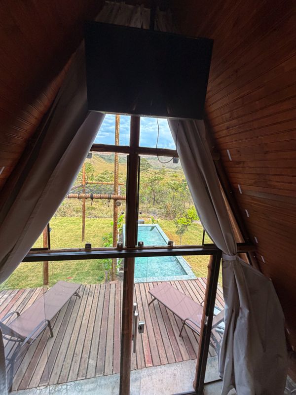 Vista do chalé para a piscina e o deck